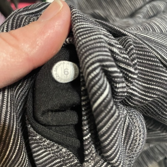 Lululemon Athletica High Rise Crop Leggings Black White Patterned Athletic Sz 6 - Picture 7 of 8